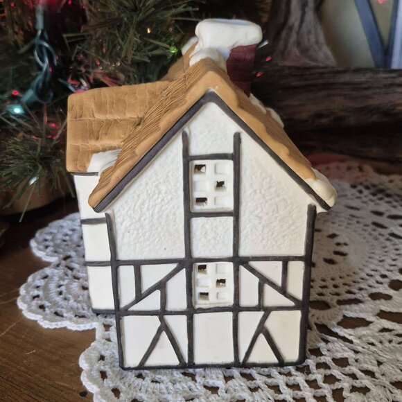 YULTIDE Vintage Christmas Village Light Up House - Picture 6 of 10